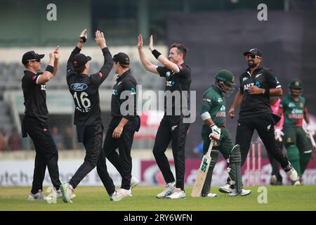 der neuseeländische Pace Bowler Adam Milne während des dritten ODI-Spiels von Bangladesch und Neuseeland im Sher-e-Bangla National Cricket Stadium Stockfoto