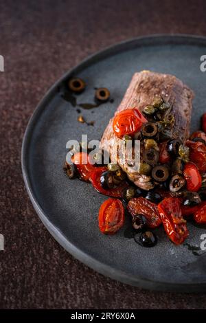 Pizzaiola-Steak mit Tomaten, Oliven und Kapern Stockfoto