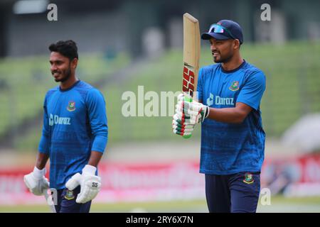 Nazmul Hasan Shanto (R) und Tanzid Hasan Tamim (L) während des 3. ODI-Spiels von Bangladesch und Neuseeland in drei Spielserien im Sher-e-Bangla National Stockfoto