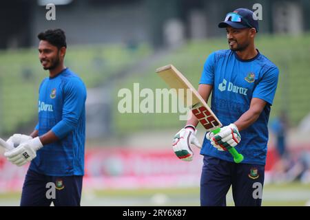 Nazmul Hasan Shanto (R) und Tanzid Hasan Tamim (L) während des 3. ODI-Spiels von Bangladesch und Neuseeland in drei Spielserien im Sher-e-Bangla National Stockfoto