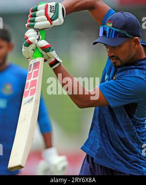 Nazmul Hasan Shanto (R) und Tanzid Hasan Tamim (L) während des 3. ODI-Spiels von Bangladesch und Neuseeland in drei Spielserien im Sher-e-Bangla National Stockfoto