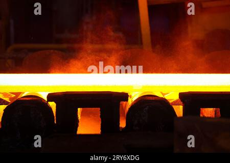 Mobarakeh, Isfahan, Iran. September 2023 29. Ein Blick auf die Mobarakeh Steel Company (Foolad Mobarakeh), ein privates iranisches Stahlunternehmen 65 km südwestlich von Esfahan, in der Nähe der Stadt Mobarakeh, Provinz Isfahan, Iran. Es ist der größte Stahlhersteller in der MENA-Region (Naher Osten und Nordafrika) und einer der größten Industriekomplexe im Iran. Sie wurde nach der iranischen Revolution 1979 in Betrieb genommen und begann 1993 mit Operationen. Es wurde im Jahr 2000 einer erheblichen Umgestaltung unterzogen und soll 2009''"2010 eine zweite und dritte Umgestaltung erfahren, wodurch die gesamte Stahlproduktion auf 7 erhöht werden soll. Stockfoto