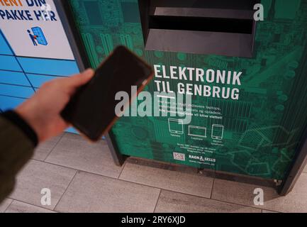 Box for Recycling Electronics Waste at the Supermarked Foetex in Kopenhagen, Dänemark, Freitag, 29. September 2023. Die Stadt Kopenhagen hat 15 Metallboxen eingerichtet, in denen Menschen elektronische Geräte wie Mobiltelefone, Tablets, Laptops/Laptops und Ladegeräte zum Recycling abgeben können. Elektronikschrott ist die am schnellsten wachsende Abfallart der Welt, wobei die Dänen den weltweit drittgrößten Verbrauch an Elektronik haben. Das bedeutet, dass die Dänen durchschnittlich 24,8 kg Elektronikschrott pro Jahr wegwerfen. Das sind 40 % mehr als ein durchschnittlicher EU-Bürger und 210 % mehr als der weltweite Durchschnitt. Stockfoto