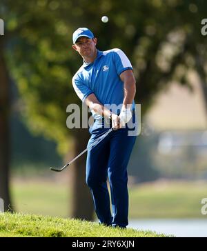 Team Europe's Rory McIlroy Chips am 9. Während der Vierbälle am ersten Tag des 44. Ryder Cup im Marco Simone Golf and Country Club, Rom, Italien. Bilddatum: Freitag, 29. September 2023. Stockfoto