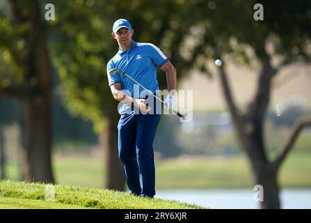 Team Europe's Rory McIlroy Chips am 9. Während der Vierbälle am ersten Tag des 44. Ryder Cup im Marco Simone Golf and Country Club, Rom, Italien. Bilddatum: Freitag, 29. September 2023. Stockfoto