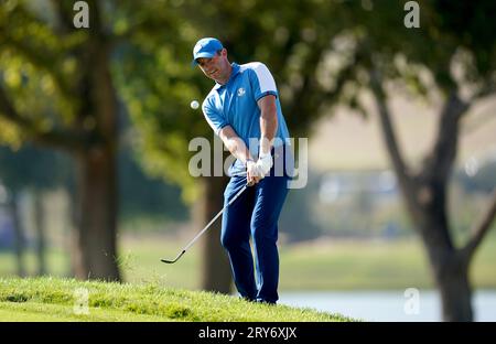 Team Europe's Rory McIlroy Chips am 9. Während der Vierbälle am ersten Tag des 44. Ryder Cup im Marco Simone Golf and Country Club, Rom, Italien. Bilddatum: Freitag, 29. September 2023. Stockfoto