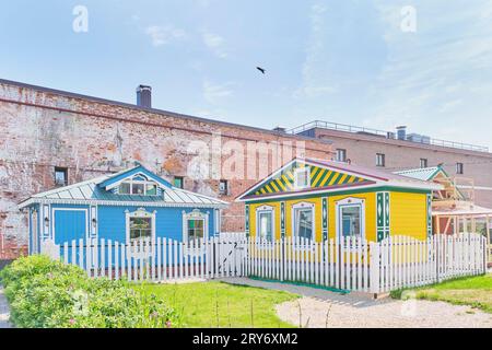 Kazan, Russland - 15. Juni 2023: Kleine bunte Tatarische Holzhäuser, verziert mit geschnitzten Mustern, zum Verkauf von Souvenirs. Staro-Tatarskaya Sloboda. Alt Ta Stockfoto