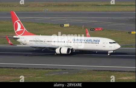 ISTANBUL, TURKIYE - 17. SEPTEMBER 2022: Turkish Airlines Boeing 737-9F2ER (40986) landet zum internationalen Flughafen Istanbul Stockfoto