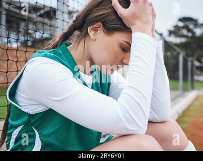 Traurig, sportlich und scheitern im Sport, Spiel oder Frau mit Stress, Angst oder frustriert mit Leistung im Wettbewerb. Match, Loser und Person wütend auf Stockfoto