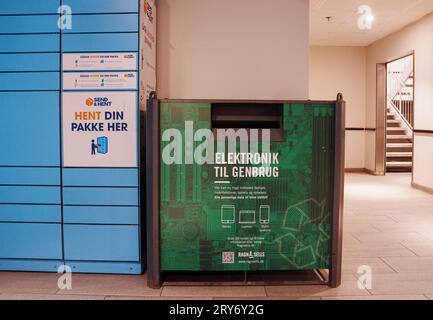 Box for Recycling Electronics Waste at the Supermarked Foetex in Kopenhagen, Dänemark, Freitag, 29. September 2023. Die Stadt Kopenhagen hat 15 Metallboxen eingerichtet, in denen Menschen elektronische Geräte wie Mobiltelefone, Tablets, Laptops/Laptops und Ladegeräte zum Recycling abgeben können. Elektronikschrott ist die am schnellsten wachsende Abfallart der Welt, wobei die Dänen den weltweit drittgrößten Verbrauch an Elektronik haben. Das bedeutet, dass die Dänen durchschnittlich 24,8 kg Elektronikschrott pro Jahr wegwerfen. Das sind 40 % mehr als ein durchschnittlicher EU-Bürger und 210 % mehr als der weltweite Durchschnitt. Stockfoto