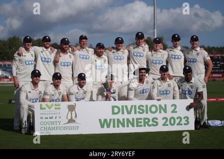 Chester le Street, 29. September 2023. Die Durham Cricket Players mit der Trophäe der 2. Liga. Quelle: Colin Edwards/Alamy Live News Stockfoto