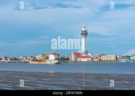 Samut Prakan, Thailand - 12. Mai 2023: Der Chao Phraya River und Samut Prakan River mit Samut Prakan Tower, ein Blick vom Phi Suea Samut Fort Pier. Stockfoto