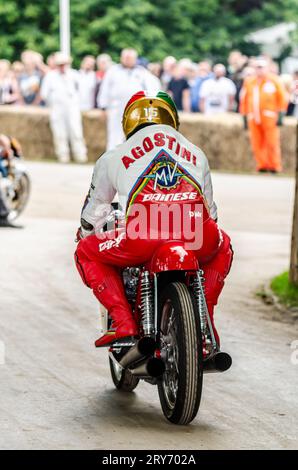 MV Agusta 500 ccm drei Rennen den Berg hinauf beim Goodwood Festival of Speed Motorsport Event, Großbritannien. Historisches Motorrad des Grand Prix World Champion Stockfoto