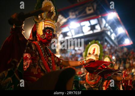 Nepal. September 2023 28. Am 28. September 2023 in Kathmandu, Nepal. Eine Maskentänzerin führt traditionelle Tänze während des Festivals „Indra Jatra“ vor der Wagenprozession auf. „Indra Jatra“ ist ein jährlich stattfindendes Kulturfestival zur Anbetung von Indra, dem Gott des Regens und der Gottheiten. Dieses Festival markiert auch das Ende der Monsunzeit. (Foto: Abhishek Maharjan/SIPA USA) Credit: SIPA USA/Alamy Live News Stockfoto