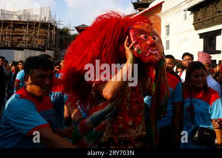 Nepal. September 2023 28. Am 28. September 2023 in Kathmandu, Nepal. Eine Maskentänzerin, „Lakhe“, spielt traditionelle Tänze während des Festivals „Indra Jatra“ vor der Wagenprozession. „Indra Jatra“ ist ein jährlich stattfindendes Kulturfestival zur Anbetung von Indra, dem Gott des Regens und der Gottheiten. Dieses Festival markiert auch das Ende der Monsunzeit. (Foto: Abhishek Maharjan/SIPA USA) Credit: SIPA USA/Alamy Live News Stockfoto