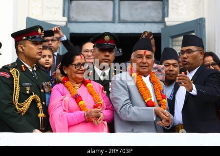 Nepal. September 2023 28. Am 28. September 2023 in Kathmandu, Nepal. Präsident "RAM Chandra Poudel" (2-R) und seine Frau (2-L)beobachten die Wagenprozession während des Festivals "Indra Jatra". „Indra Jatra“ ist ein jährlich stattfindendes Kulturfestival zur Anbetung von Indra, dem Gott des Regens und der Gottheiten. Dieses Festival markiert auch das Ende der Monsunzeit. (Foto: Abhishek Maharjan/SIPA USA) Credit: SIPA USA/Alamy Live News Stockfoto