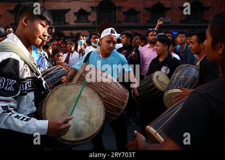 Nepal. September 2023 28. Am 28. September 2023 in Kathmandu, Nepal. Jugendliche spielen traditionelle Newari-Musikinstrumente während des Festivals „Indra Jatra“. „Indra Jatra“ ist ein jährlich stattfindendes Kulturfestival zur Anbetung von Indra, dem Gott des Regens und der Gottheiten. Dieses Festival markiert auch das Ende der Monsunzeit. (Foto: Abhishek Maharjan/SIPA USA) Credit: SIPA USA/Alamy Live News Stockfoto