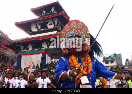 Nepal. September 2023 28. Am 28. September 2023 in Kathmandu, Nepal. Eine Maskentänzerin führt traditionelle Tänze während des Festivals „Indra Jatra“ vor der Wagenprozession auf. „Indra Jatra“ ist ein jährlich stattfindendes Kulturfestival zur Anbetung von Indra, dem Gott des Regens und der Gottheiten. Dieses Festival markiert auch das Ende der Monsunzeit. (Foto: Abhishek Maharjan/SIPA USA) Credit: SIPA USA/Alamy Live News Stockfoto
