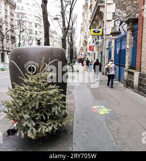 ENTSORGEN SIE IHREN WEIHNACHTSBAUM IN PARIS Stockfoto