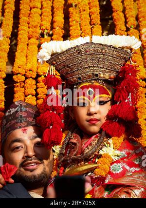 Nepal. September 2023 28. Am 28. September 2023 in Kathmandu, Nepal. Die lebende Göttin Kumari wird während des Festivals „Indra Jatra“ vor der Wagenprozession getragen. „Indra Jatra“ ist ein jährlich stattfindendes Kulturfestival zur Anbetung von Indra, dem Gott des Regens und der Gottheiten. Dieses Festival markiert auch das Ende der Monsunzeit. (Foto: Abhishek Maharjan/SIPA USA) Credit: SIPA USA/Alamy Live News Stockfoto