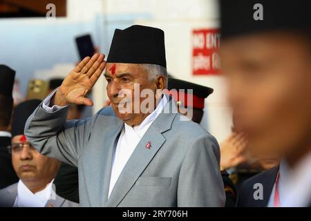 Nepal. September 2023 28. Am 28. September 2023 in Kathmandu, Nepal. Präsident 'RAM Chandra Poudel empfängt die 'Ehrenwache' während des Festivals 'Indra Jatra', vor der Wagenprozession. „Indra Jatra“ ist ein jährlich stattfindendes Kulturfestival zur Anbetung von Indra, dem Gott des Regens und der Gottheiten. Dieses Festival markiert auch das Ende der Monsunzeit. (Foto: Abhishek Maharjan/SIPA USA) Credit: SIPA USA/Alamy Live News Stockfoto