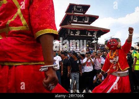 Nepal. September 2023 28. Am 28. September 2023 in Kathmandu, Nepal. Eine Maskentänzerin führt traditionelle Tänze während des Festivals „Indra Jatra“ vor der Wagenprozession auf. „Indra Jatra“ ist ein jährlich stattfindendes Kulturfestival zur Anbetung von Indra, dem Gott des Regens und der Gottheiten. Dieses Festival markiert auch das Ende der Monsunzeit. (Foto: Abhishek Maharjan/SIPA USA) Credit: SIPA USA/Alamy Live News Stockfoto