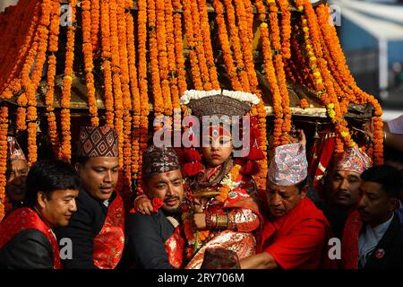 Nepal. September 2023 28. Am 28. September 2023 in Kathmandu, Nepal. Die lebende Göttin Kumari wird während des Festivals „Indra Jatra“ vor der Wagenprozession getragen. „Indra Jatra“ ist ein jährlich stattfindendes Kulturfestival zur Anbetung von Indra, dem Gott des Regens und der Gottheiten. Dieses Festival markiert auch das Ende der Monsunzeit. (Foto: Abhishek Maharjan/SIPA USA) Credit: SIPA USA/Alamy Live News Stockfoto