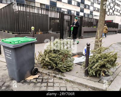 ENTSORGEN SIE IHREN WEIHNACHTSBAUM IN PARIS Stockfoto