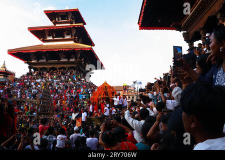Nepal. September 2023 28. Am 28. September 2023 in Kathmandu, Nepal. Die Wagenprozession der lebenden Göttin Kumari ist während des Festivals „Indra Jatra“ abgebildet. „Indra Jatra“ ist ein jährlich stattfindendes Kulturfestival zur Anbetung von Indra, dem Gott des Regens und der Gottheiten. Dieses Festival markiert auch das Ende der Monsunzeit. (Foto: Abhishek Maharjan/SIPA USA) Credit: SIPA USA/Alamy Live News Stockfoto