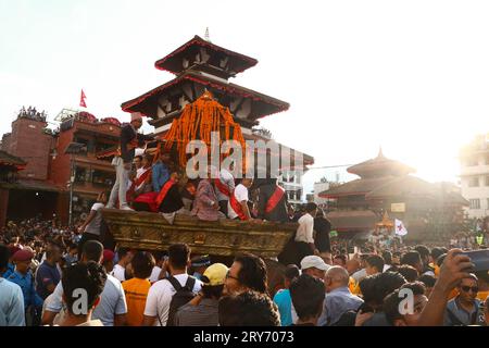 Nepal. September 2023 28. Am 28. September 2023 in Kathmandu, Nepal. Die Wagenprozession der lebenden Göttin Kumari ist während des Festivals „Indra Jatra“ abgebildet. „Indra Jatra“ ist ein jährlich stattfindendes Kulturfestival zur Anbetung von Indra, dem Gott des Regens und der Gottheiten. Dieses Festival markiert auch das Ende der Monsunzeit. (Foto: Abhishek Maharjan/SIPA USA) Credit: SIPA USA/Alamy Live News Stockfoto