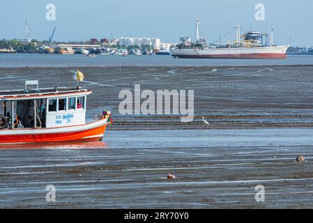 Samut Prakan, Thailand - 12. Mai 2023: Eine Fähre von Samut Prakan zum Phra Samut Chedi Pier bei Ebbe. Stockfoto