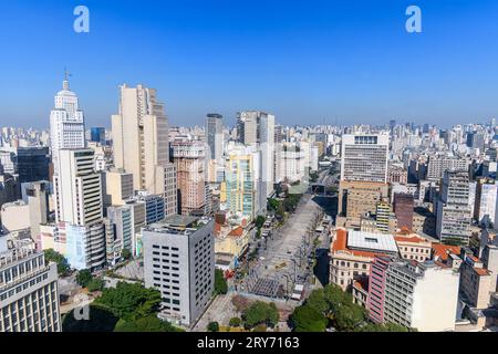 Sao Paulo, SP, Brasilien - 07. Juni 2023: Luftaufnahme der Innenstadt von Sao Paulo im historischen Zentrum der Region Anhangabau Valley. Stockfoto