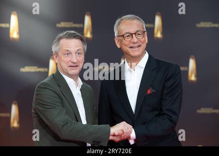 V.l. Nikolaus BLOME, Journalist, Rainer MUNZ, Korrespondent, Roter Teppich, Red Carpet Show, Ankunft, Ankunft, Verleihung des Deutschen Fernsehpreises, der Deutsche Fernsehpreis 2023, Deutscher Fernsehpreis 2023 in den MMC Studios Köln, am 28.09.2023. *** F l Nikolaus BLOME, Journalist, Rainer MUNZ, Korrespondent, Red Carpet, Red Carpet Show, Arrival, Arrival, German Television Award, German Television Award 2023, German Television Award 2023 in den MMC Studios Köln, am 28 09 2023 Credit: Imago/Alamy Live News Stockfoto