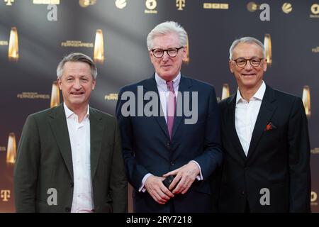 V.l. Nikolaus BLOME, Journalist, Theo KOLL, Moderator, Rainer MUNZ, Korrespondent, Roter Teppich, Red Carpet Show, Ankunft, Ankunft, Ankunft, Verleihung des Deutschen Fernsehpreises, der Deutsche Fernsehpreis 2023, Deutscher Fernsehpreis 2023 in den MMC Studios Köln, am 28.09.2023. *** F l Nikolaus BLOME, Journalist, Theo KOLL, Moderator, Rainer MUNZ, Korrespondent, Red Carpet, Red Carpet Show, Ankunft, Ankunft, deutscher Fernsehpreis, Deutscher Fernsehpreis 2023, Deutscher Fernsehpreis 2023 in den MMC Studios Köln, am 28. 09 2023 Credit: Imago/Alamy Live News Stockfoto