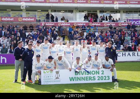 Chester le Street, 29. September 2023. Die Durham Cricket Players mit der Trophäe der Meisterschaft der zweiten Division vor dem Pavillon. Quelle: Colin Edwards/Alamy Live News Stockfoto