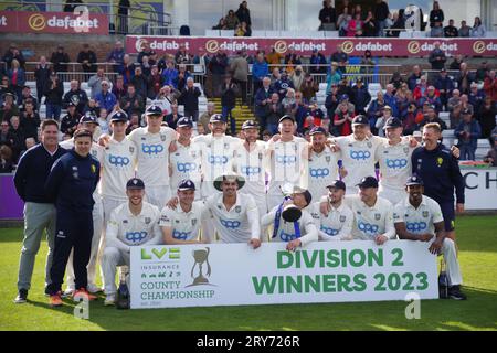 Chester le Street, 29. September 2023. Die Durham Cricket Players mit der Trophäe der Meisterschaft der zweiten Division vor dem Pavillon. Quelle: Colin Edwards/Alamy Live News Stockfoto