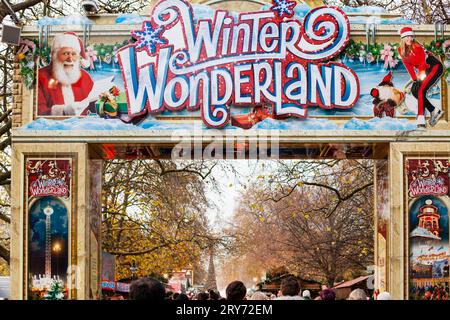 Winter Wonderland Vordereingang mit Herbstbäumen im Hintergrund und Spitzen von Köpfen im November 2013 Stockfoto