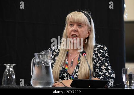 Simone White, Direktorin für Kinder, Familien und Bildung im Wirral Council bei einer Pressekonferenz im Birkenhead Town Hall nach einem Busunfall auf der Autobahn M53 zwischen der Anschlussstelle 5 am Ellesmere Port und der Anschlussstelle 4 in Bebbington. Der Trainer brachte Schüler zur Calday Grange Grammar School und West Kirby Grammar School für Mädchen. Bilddatum: Freitag, 29. September 2023. Stockfoto