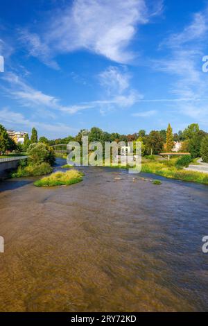 Lausitzer Neisse in Guben DEU/Deutschland/Brandenburg/Guben, 28.09.2023, Blick ueber die Neisse auf die Stadt Guben/Gubin mit Theaterinsel. Der Grenzfluss Neisse deutsch-polnische Grenze trennt die beiden Staedte Guben und Gubin. *** Lausitzer Neiße in Guben DEU Deutschland Brandenburg Guben, 28 09 2023, Blick über die Neiße zur Stadt Guben Gubin mit Theaterinsel die Grenze zur Neiße die deutsch-polnische Grenze trennt die beiden Städte Guben und Gubin AF Guben 81611.jpeg Credit: Imago/Alamy Live News Stockfoto