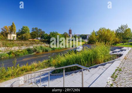 Lausitzer Neisse in Guben DEU/Deutschland/Brandenburg/Guben, 28.09.2023, Blick ueber die Neisse auf die Stadt Guben/Gubin mit Gubiner Stadtkirche. Der Grenzfluss Neisse deutsch-polnische Grenze trennt die beiden Staedte Guben und Gubin. *** Lausitzer Neiße in Guben DEU Deutschland Brandenburg Guben, 28 09 2023, Blick über die Neiße zur Stadt Guben Gubin mit Gubin Stadtkirche die Grenze zur Neiße die deutsch-polnische Grenze trennt die beiden Städte Guben und Gubin AF Guben 81583.jpeg Credit: Imago/Alamy Live News Stockfoto