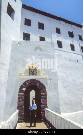 Ghana, Elmina;Wache auf der Brücke der ehemaligen Sklavenfestung St. George. Stockfoto