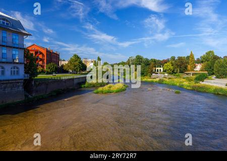 Lausitzer Neisse in Guben DEU/Deutschland/Brandenburg/Guben, 28.09.2023, Blick ueber die Neisse auf die Stadt Guben/Gubin mit Theaterinsel. Der Grenzfluss Neisse deutsch-polnische Grenze trennt die beiden Staedte Guben und Gubin. *** Lausitzer Neiße in Guben DEU Deutschland Brandenburg Guben, 28 09 2023, Blick über die Neiße zur Stadt Guben Gubin mit Theaterinsel die Grenze zur Neiße die deutsch-polnische Grenze trennt die beiden Städte Guben und Gubin AF Guben 81613.jpeg Credit: Imago/Alamy Live News Stockfoto