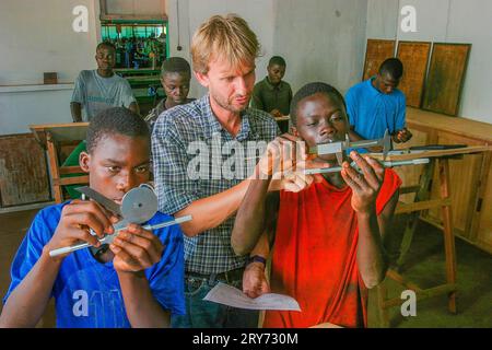 Ghana, Samreboi. Samartex-Holzfabrik. Ein Auswanderer aus Holland unterrichtet Studenten. Technische Ausbildung. Weil die Fabrik im Busch ist, müssen sie es Stockfoto