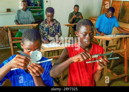 Ghana, Samreboi. Samartex-Holzfabrik. Ein Auswanderer aus Holland unterrichtet Studenten. Technische Ausbildung. Weil die Fabrik im Busch ist, haben sie t Stockfoto