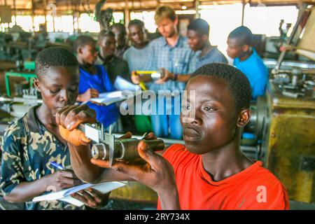 Ghana, Samreboi. Samartex-Holzfabrik. Ein Expat aus Holland unterrichtet Studenten in technischer Bildung. Weil die Fabrik im Busch ist, haben sie es Stockfoto