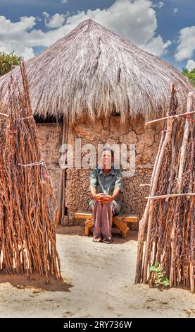 San oder Buschmänner, vor seinem Haus, sind sie die Mitglieder der indigenen Jäger-Sammler-Kulturen des südlichen Afrika und die ältesten Stockfoto