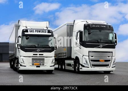 Gasbetriebene Volvo FM 460 LBG 6x2T und vollelektrische Volvo FH Electric Sattelzugmaschinen. Tour „Together Towards Zero“ von Volvo Trucks. Forssa, FI. September 2023 Stockfoto