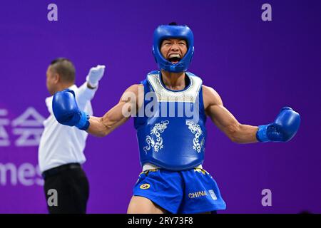 Hangzhou, China. September 2023 29. Jiang Haidong aus China tritt gegen Arnel Mandal (nicht abgebildet) von den Philippinen während der Asienspiele 2023, Wushu Sanda Männer 56Kg Finale im Xiaoshan Guali Sports Centre an. Jiang gewann das Spiel durch Punktdifferenz. Quelle: SOPA Images Limited/Alamy Live News Stockfoto