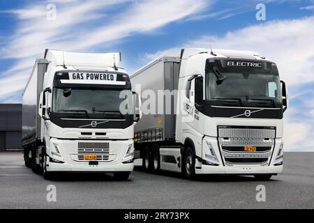 Gasbetriebene Volvo FM 460 LBG 6x2T und vollelektrische Volvo FH Electric Sattelzugmaschinen. Tour „Together Towards Zero“ von Volvo Trucks. Forssa, FI. September 2023 Stockfoto