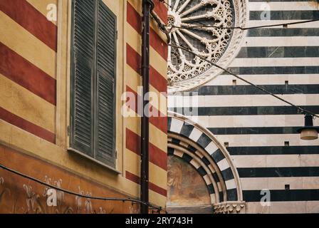 Blick auf Parrocchia di S. Giovanni Battista mit abgetrennter Fassade, Monterosso al Mare, Cinque Terre, Italien Stockfoto